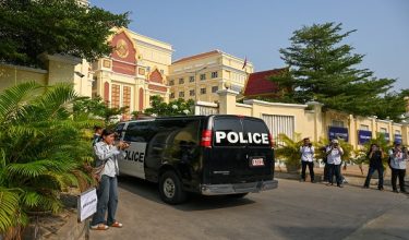 A police car transports Kem Sokha, former opposition leader of the Cambodia National Rescue Party (CNRP), into the Appeal Court for a verdict against his treason conviction, in Phnom Penh on April 30, 2026. Kem Sokha was sentenced in 2023 to 27 years in prison for treason but was ordered to serve the time under house arrest in the capital Phnom Penh. (Photo by TANG CHHIN SOTHY / AFP)