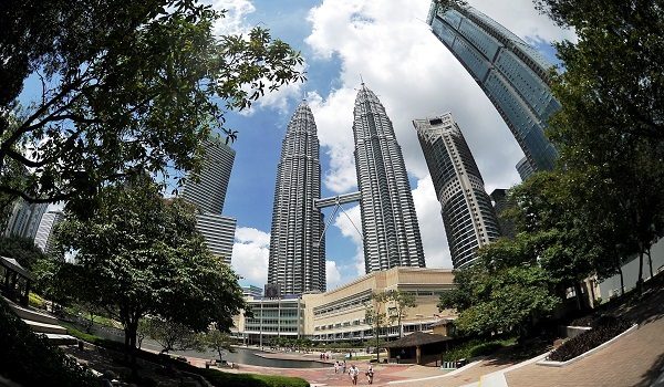 Pertumbuhan pesat KL memberi peluang pekerjaan dalam sektor perkhidmatan, pelancongan, peruncitan dan perhotelan. Foto Bernama