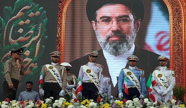 Iranian army soldiers stand in front of a picture of Iran's supreme leader Ayatollah Mojataba Khamenei during a rally to show their solidarity and support to the new Iranian supreme leader Ayatollah Mojataba Khamenei in Tehran, on April 29, 2026. US President Donald Trump on April 29 warned Iran to "better get smart soon" as efforts by Washington and Tehran to end hostilities appeared at a standstill. (Photo by AFP) /
