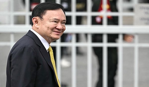 (FILES) Thailand's former Prime Minister Thaksin Shinawatra arrives at the Supreme Court in Bangkok on September 9, 2025, ahead of a ruling on whether he properly served a prison term in 2023. Thailand's jailed former prime minister Thaksin Shinawatra will be released early from prison next month, the corrections department said on April 29, 2026. (Photo by Lillian SUWANRUMPHA / AFP)