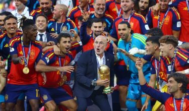 Jurulatih Sepanyol, Luis de la Fuente mengangkat trofi Piala Dunia bersama pemainnya/Foto Fail REUTERS