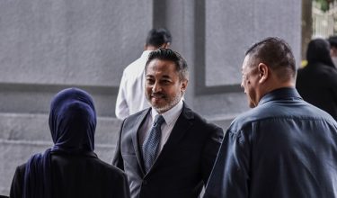Isham Jalil (tengah) didakwa menghina mahkamah berhubung kenyataan mengenai kes 1MDB dan SRC International Sdn Bhd membabitkan Najib Tun Razak/Bernama