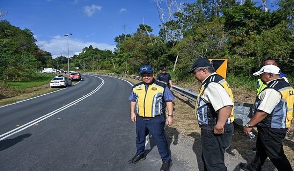 GERIK, 1 FEB -- Menteri Kerja Raya Datuk Seri Alexander Nanta Linggi ketika Lawatan Kerja ke Laluan FT004, Seksyen 170.9, Jalan Gerik-Jeli hari ini.

--fotoBERNAMA (2026) HAK CIPTA TERPELIHARA