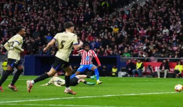 Lookmaa menewaskan beberapa pemain untuk meledakkan gol ketiga Atletico. Foto?REUTERS