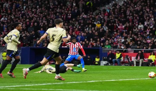 Lookmaa menewaskan beberapa pemain untuk meledakkan gol ketiga Atletico. Foto?REUTERS