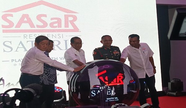 Khaled Nordin ketika melancarkan Residensi Sateria, Sungai Besi, hari ini